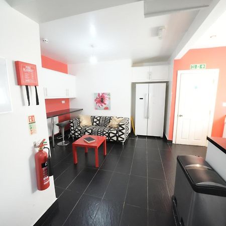 Harmondsworth The Great Airport Place-Private Bedrooms With Private Bathroom-1 Bus To Heathrow Airport-5 Minutes By Car- Helpful Advice From Our Team מראה חיצוני תמונה