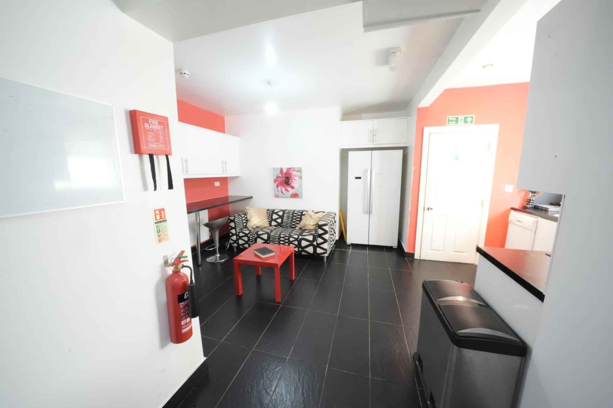 Harmondsworth The Great Airport Place-Private Bedrooms With Private Bathroom-1 Bus To Heathrow Airport-5 Minutes By Car- Helpful Advice From Our Team מראה חיצוני תמונה