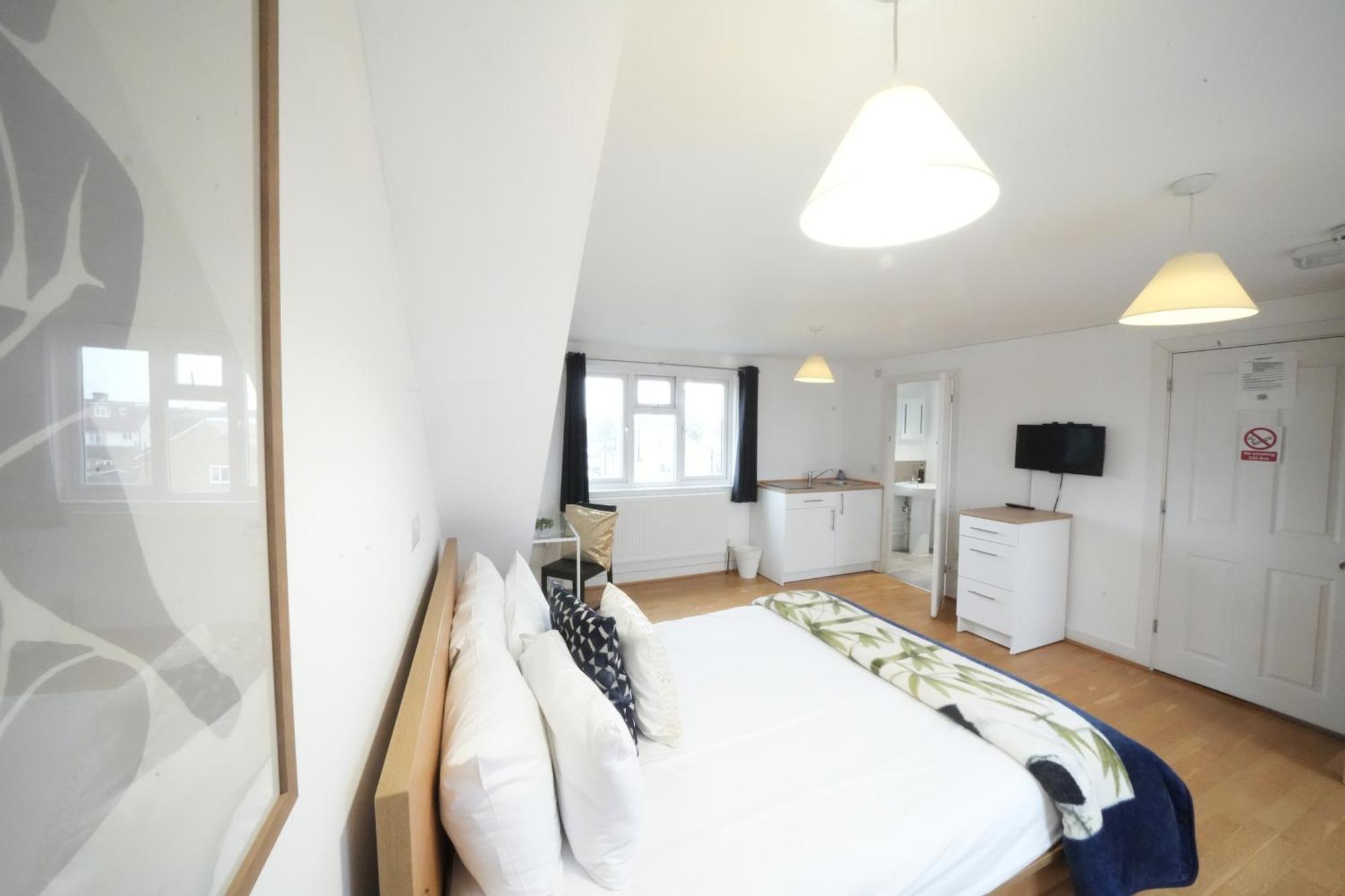 Harmondsworth The Great Airport Place-Private Bedrooms With Private Bathroom-1 Bus To Heathrow Airport-5 Minutes By Car- Helpful Advice From Our Team מראה חיצוני תמונה