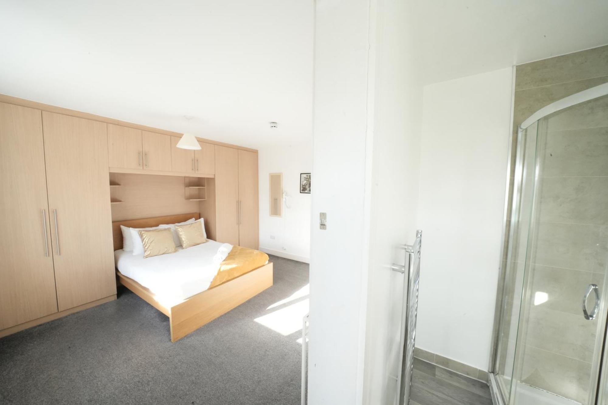 Harmondsworth The Great Airport Place-Private Bedrooms With Private Bathroom-1 Bus To Heathrow Airport-5 Minutes By Car- Helpful Advice From Our Team מראה חיצוני תמונה