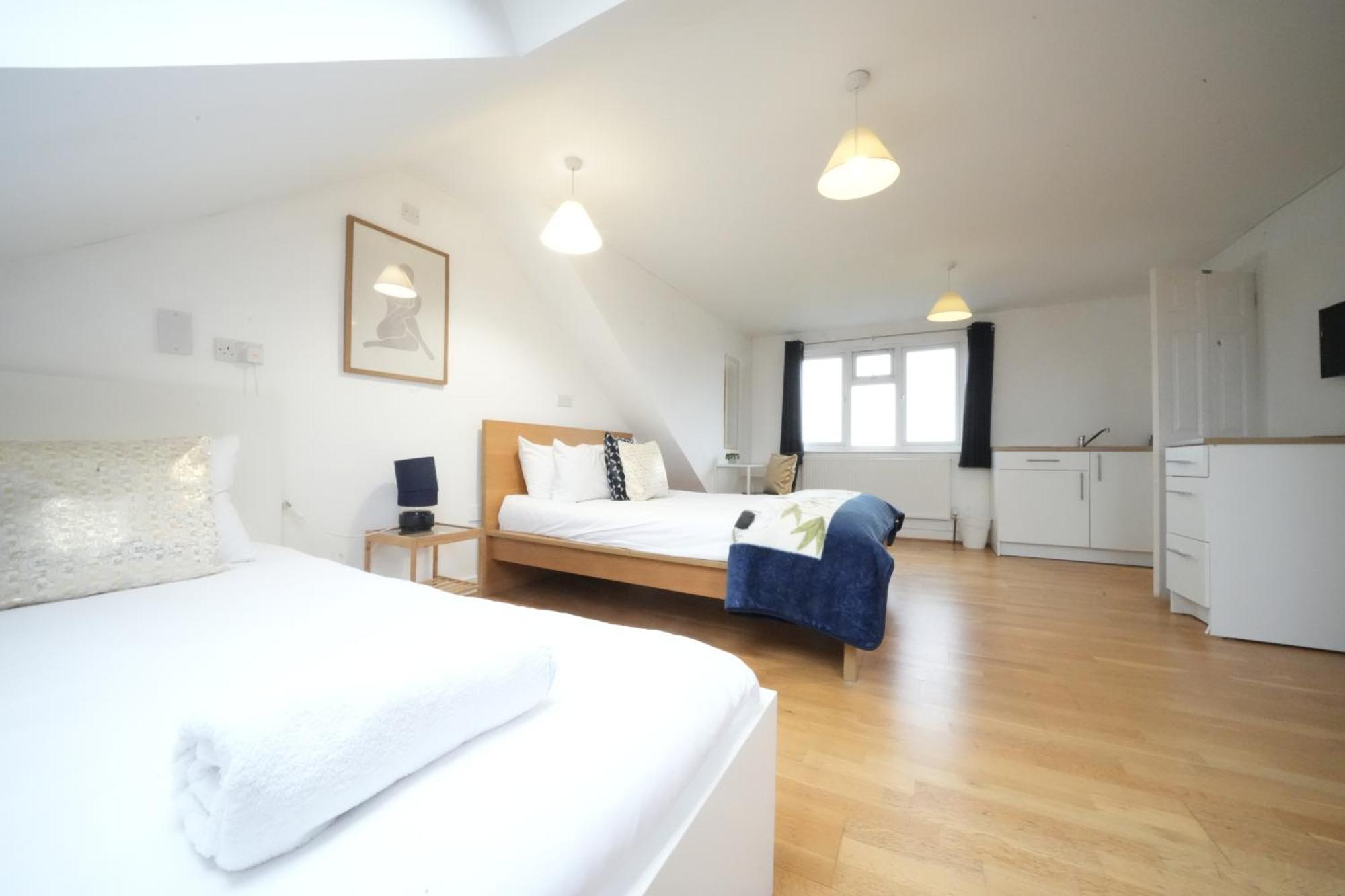Harmondsworth The Great Airport Place-Private Bedrooms With Private Bathroom-1 Bus To Heathrow Airport-5 Minutes By Car- Helpful Advice From Our Team מראה חיצוני תמונה