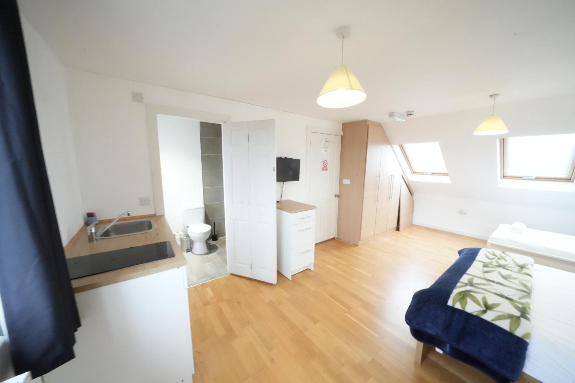 Harmondsworth The Great Airport Place-Private Bedrooms With Private Bathroom-1 Bus To Heathrow Airport-5 Minutes By Car- Helpful Advice From Our Team מראה חיצוני תמונה