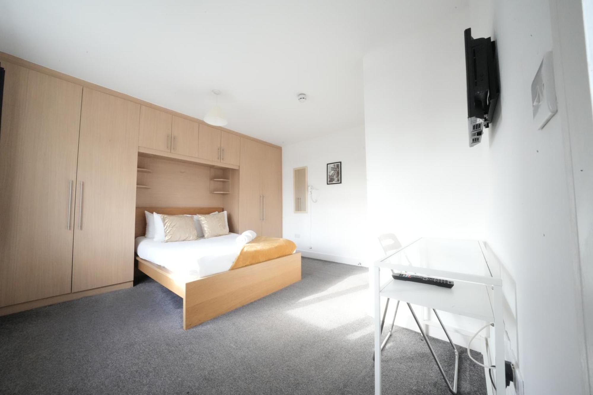 Harmondsworth The Great Airport Place-Private Bedrooms With Private Bathroom-1 Bus To Heathrow Airport-5 Minutes By Car- Helpful Advice From Our Team מראה חיצוני תמונה
