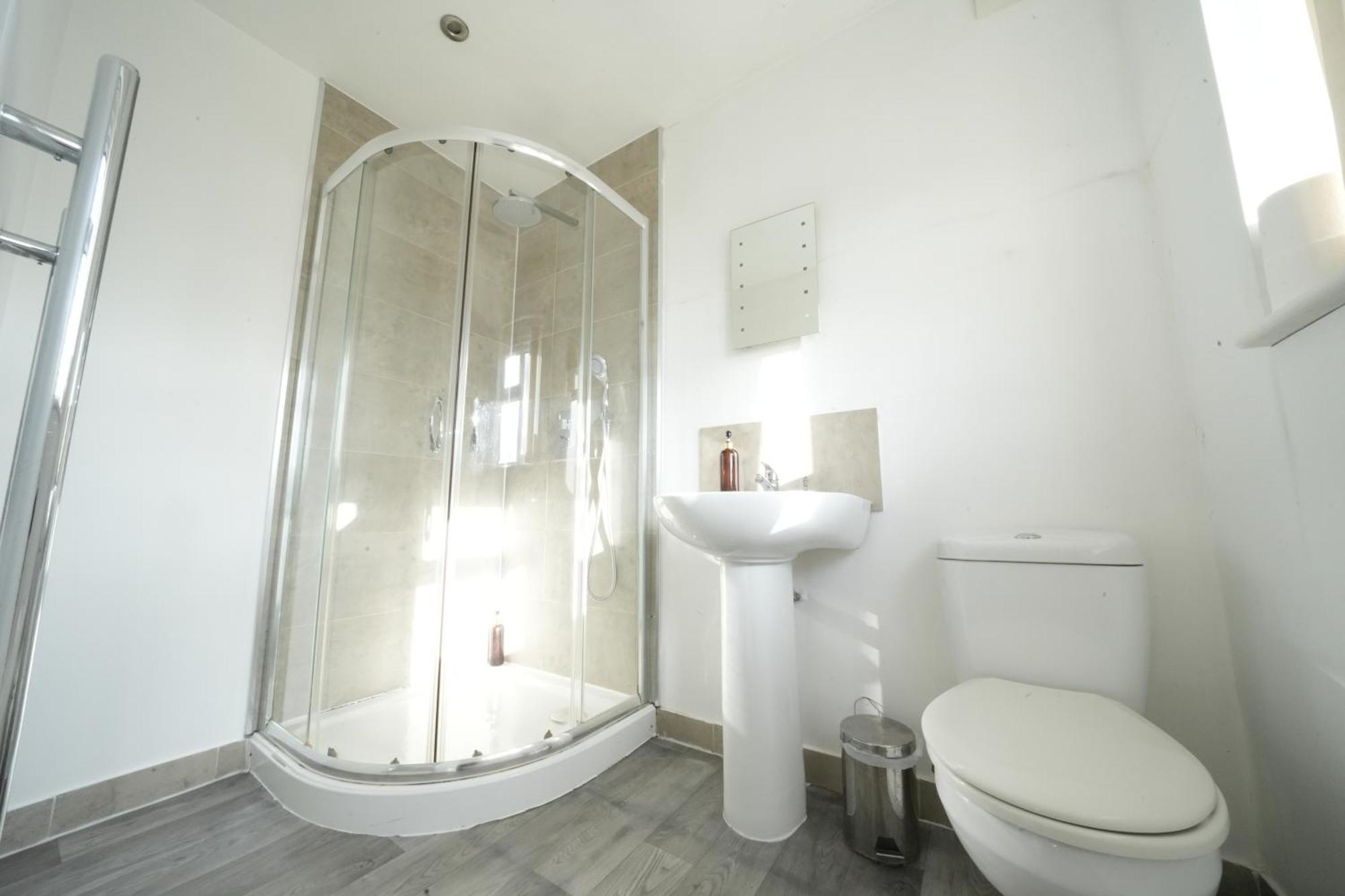 Harmondsworth The Great Airport Place-Private Bedrooms With Private Bathroom-1 Bus To Heathrow Airport-5 Minutes By Car- Helpful Advice From Our Team מראה חיצוני תמונה