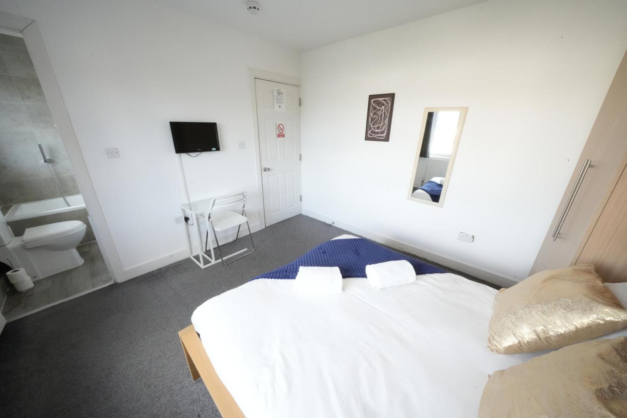 Harmondsworth The Great Airport Place-Private Bedrooms With Private Bathroom-1 Bus To Heathrow Airport-5 Minutes By Car- Helpful Advice From Our Team מראה חיצוני תמונה