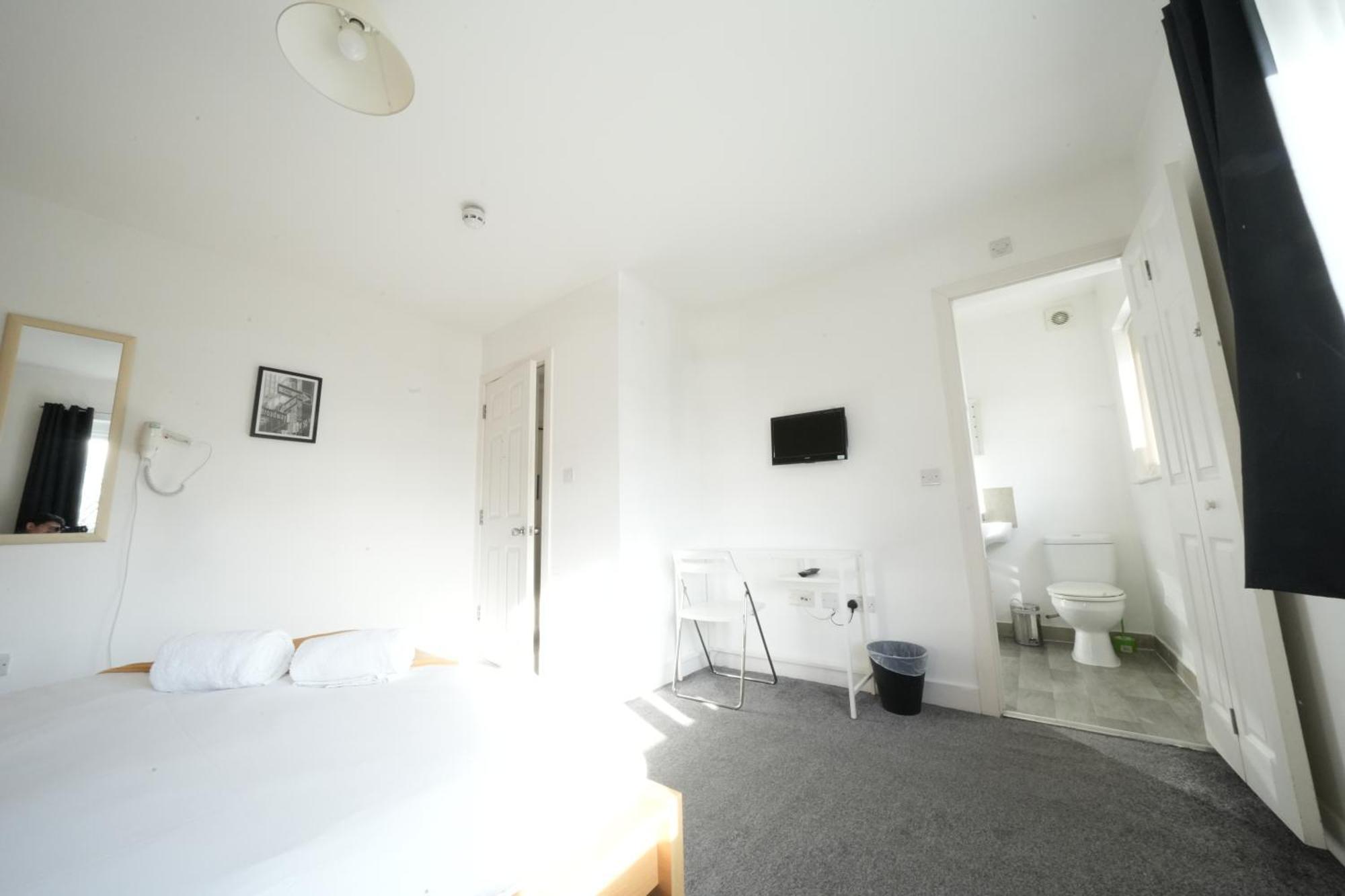 Harmondsworth The Great Airport Place-Private Bedrooms With Private Bathroom-1 Bus To Heathrow Airport-5 Minutes By Car- Helpful Advice From Our Team מראה חיצוני תמונה