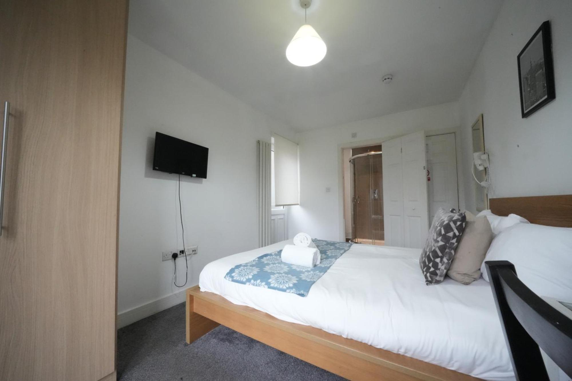 Harmondsworth The Great Airport Place-Private Bedrooms With Private Bathroom-1 Bus To Heathrow Airport-5 Minutes By Car- Helpful Advice From Our Team מראה חיצוני תמונה