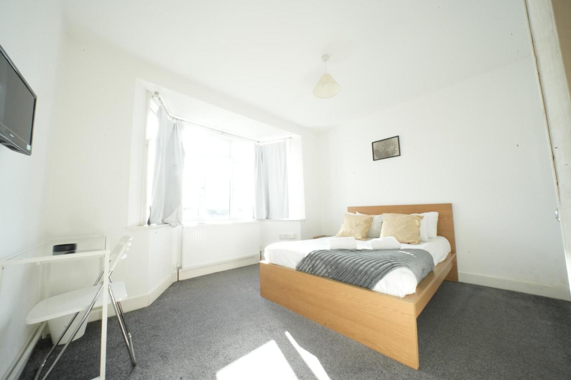 Harmondsworth The Great Airport Place-Private Bedrooms With Private Bathroom-1 Bus To Heathrow Airport-5 Minutes By Car- Helpful Advice From Our Team מראה חיצוני תמונה