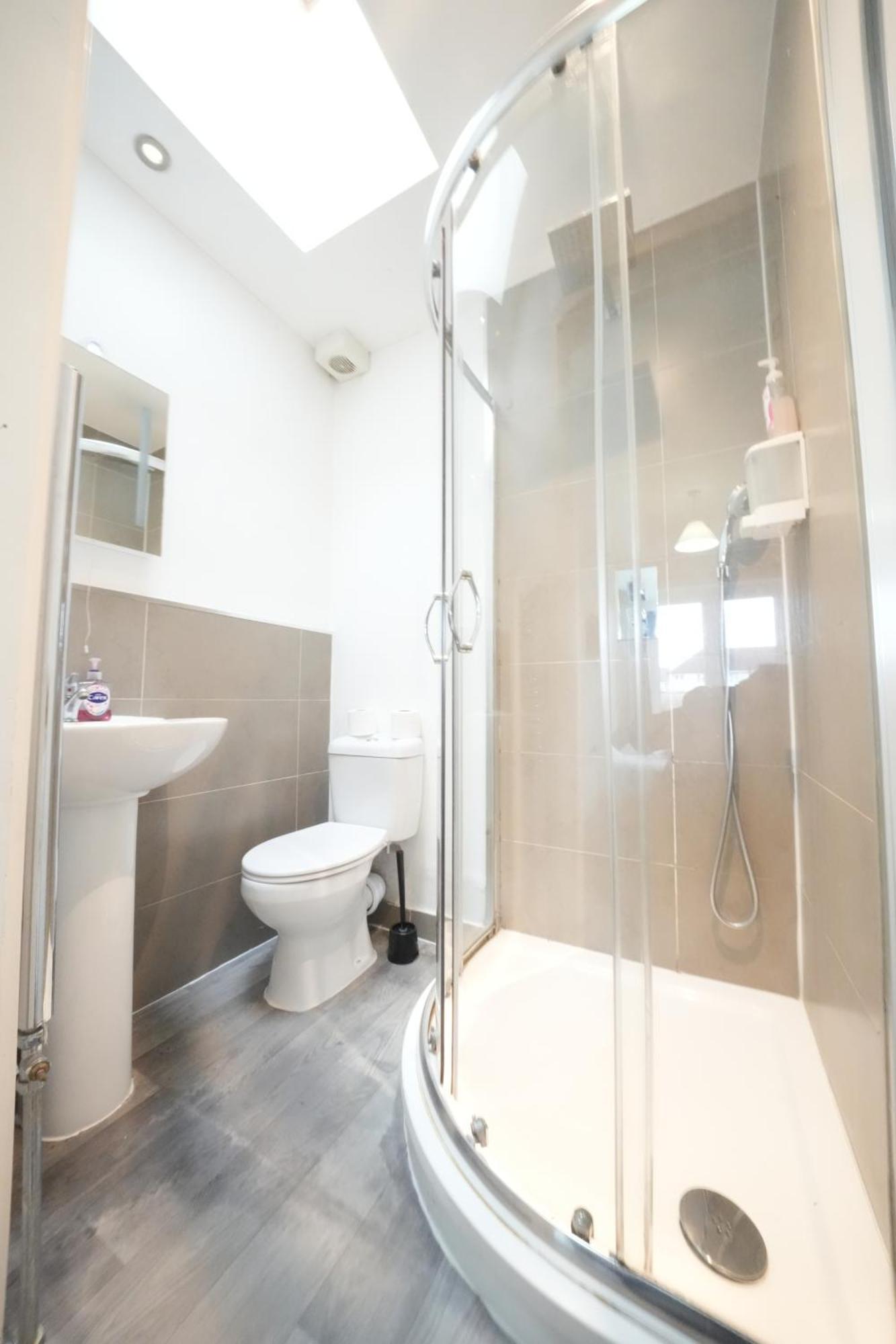 Harmondsworth The Great Airport Place-Private Bedrooms With Private Bathroom-1 Bus To Heathrow Airport-5 Minutes By Car- Helpful Advice From Our Team מראה חיצוני תמונה