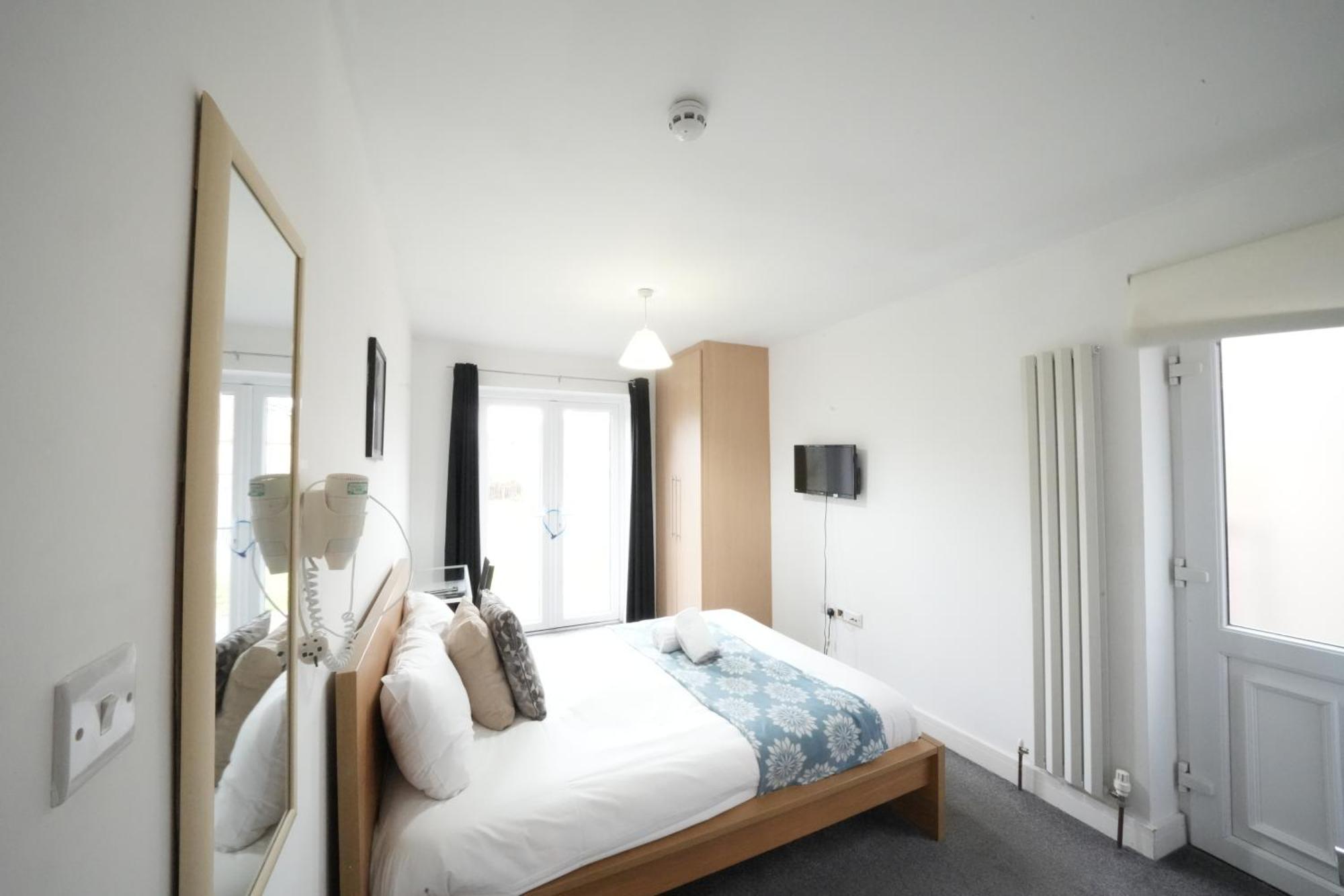 Harmondsworth The Great Airport Place-Private Bedrooms With Private Bathroom-1 Bus To Heathrow Airport-5 Minutes By Car- Helpful Advice From Our Team מראה חיצוני תמונה