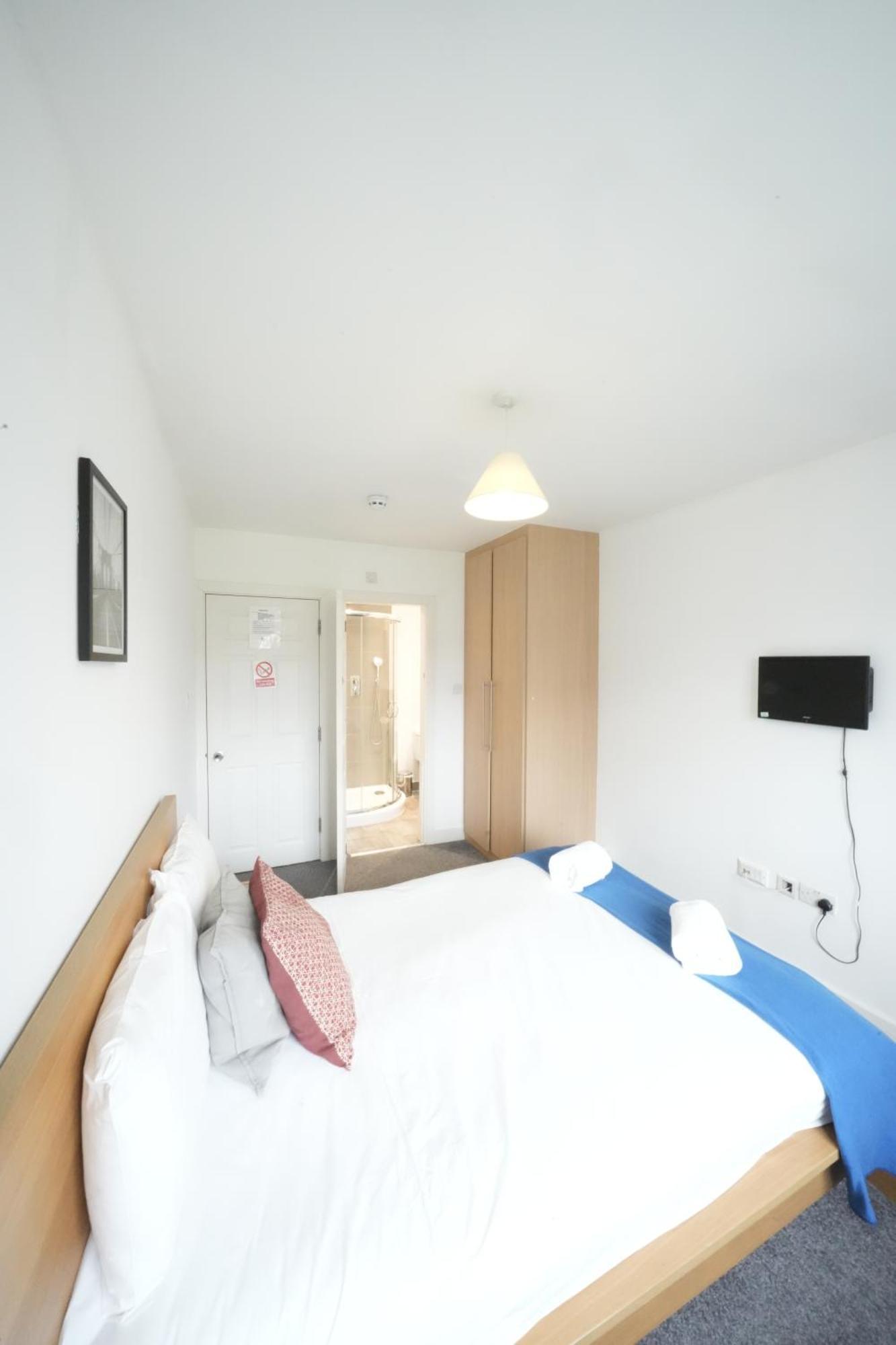 Harmondsworth The Great Airport Place-Private Bedrooms With Private Bathroom-1 Bus To Heathrow Airport-5 Minutes By Car- Helpful Advice From Our Team מראה חיצוני תמונה