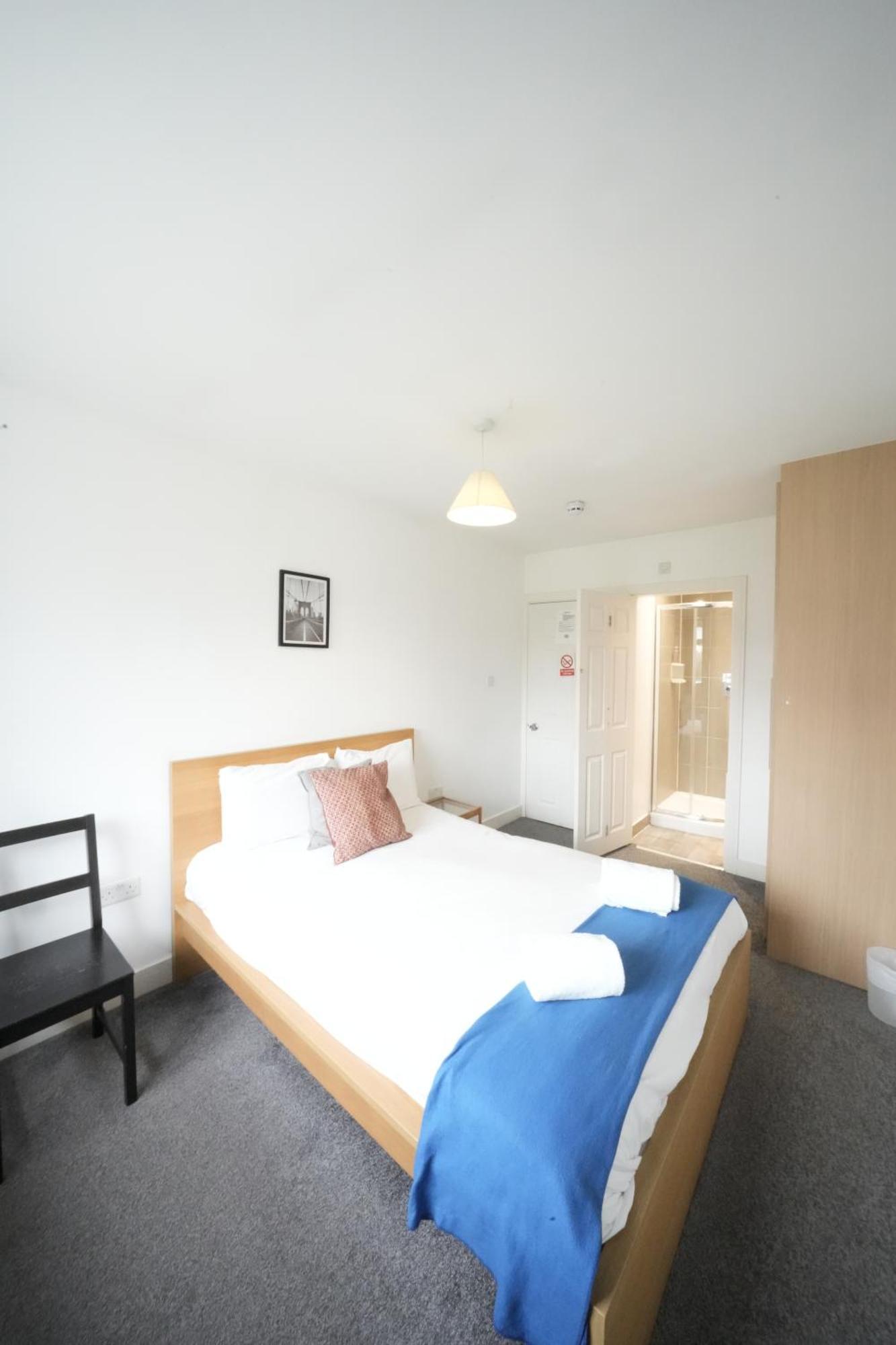 Harmondsworth The Great Airport Place-Private Bedrooms With Private Bathroom-1 Bus To Heathrow Airport-5 Minutes By Car- Helpful Advice From Our Team מראה חיצוני תמונה