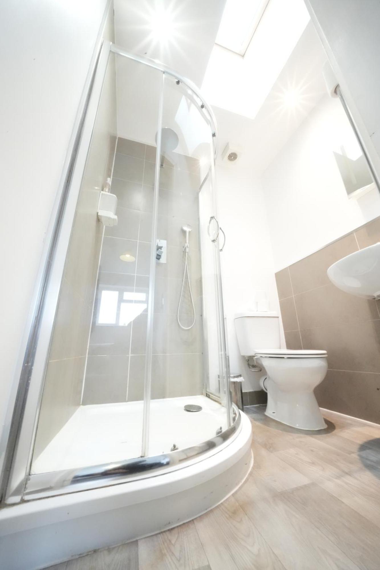 Harmondsworth The Great Airport Place-Private Bedrooms With Private Bathroom-1 Bus To Heathrow Airport-5 Minutes By Car- Helpful Advice From Our Team מראה חיצוני תמונה