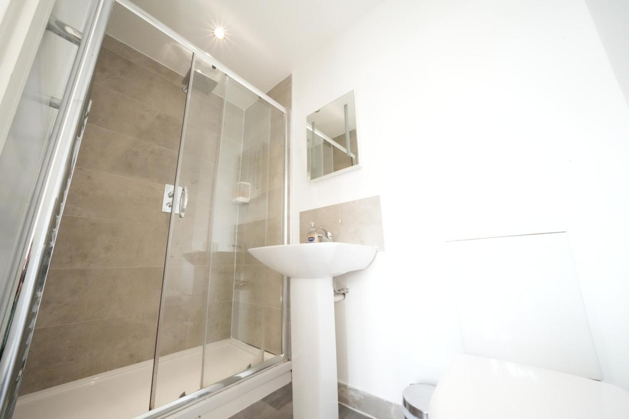 Harmondsworth The Great Airport Place-Private Bedrooms With Private Bathroom-1 Bus To Heathrow Airport-5 Minutes By Car- Helpful Advice From Our Team מראה חיצוני תמונה