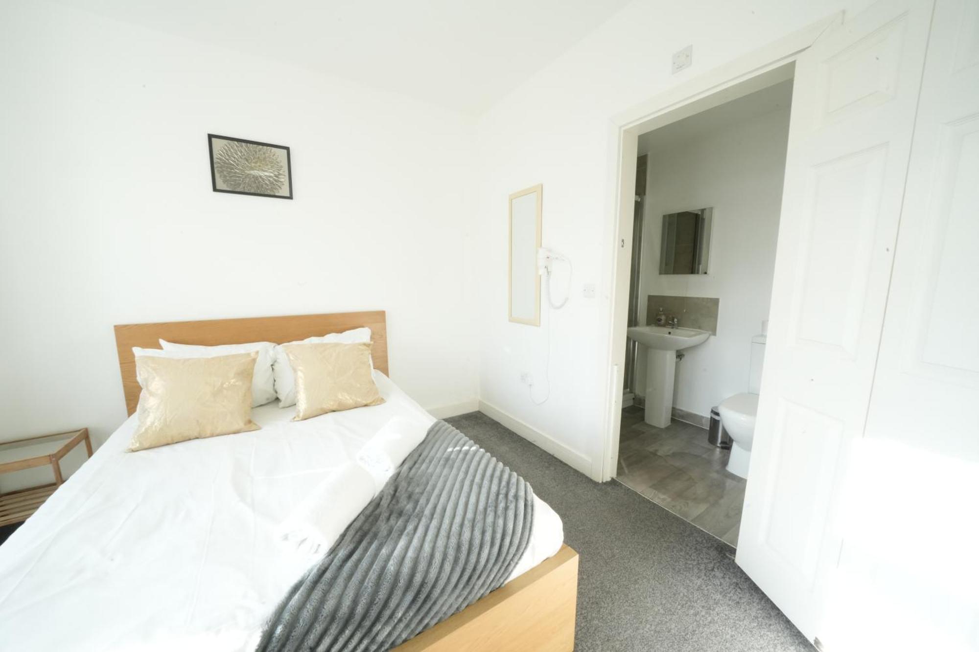 Harmondsworth The Great Airport Place-Private Bedrooms With Private Bathroom-1 Bus To Heathrow Airport-5 Minutes By Car- Helpful Advice From Our Team מראה חיצוני תמונה