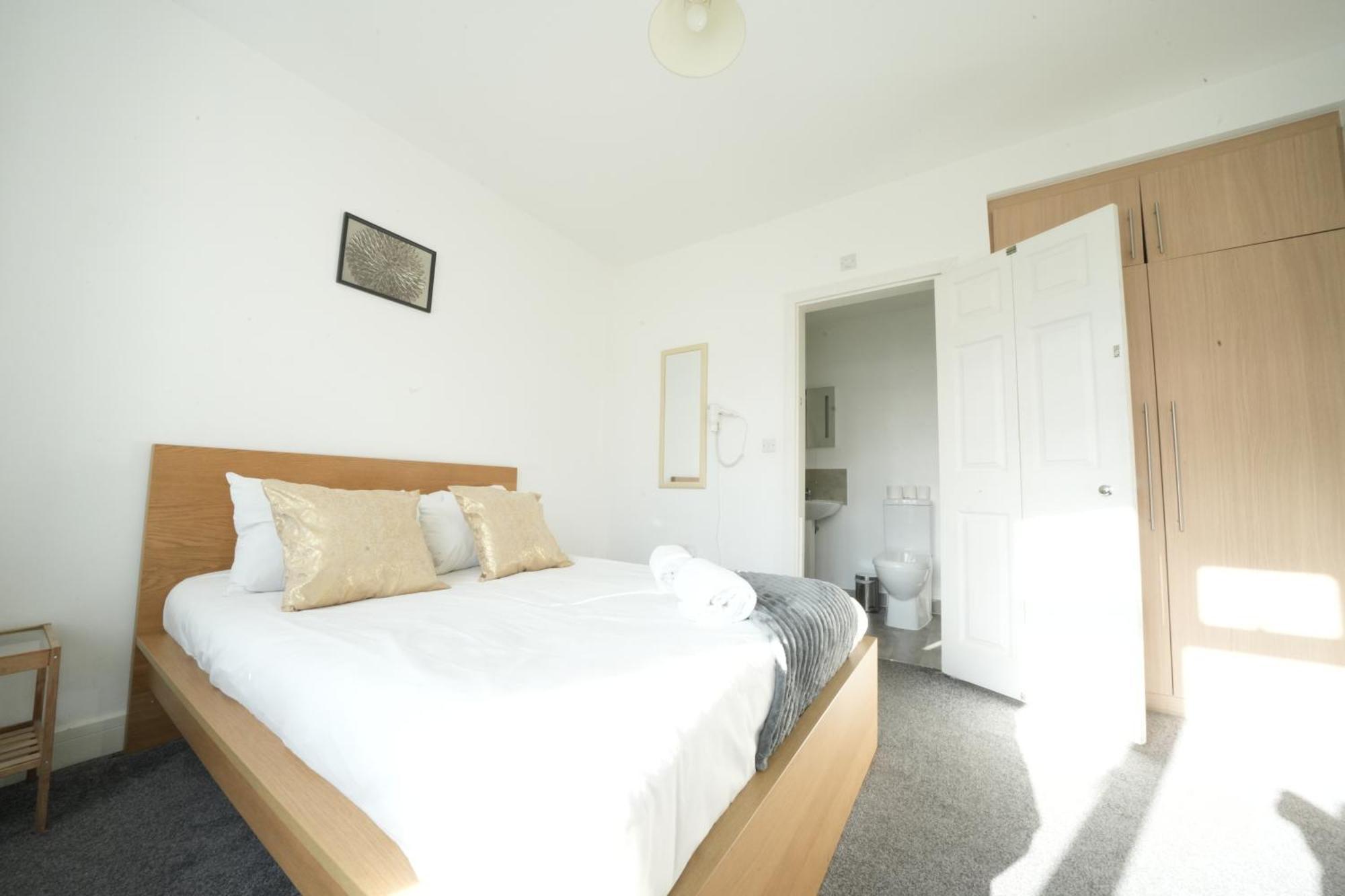 Harmondsworth The Great Airport Place-Private Bedrooms With Private Bathroom-1 Bus To Heathrow Airport-5 Minutes By Car- Helpful Advice From Our Team מראה חיצוני תמונה