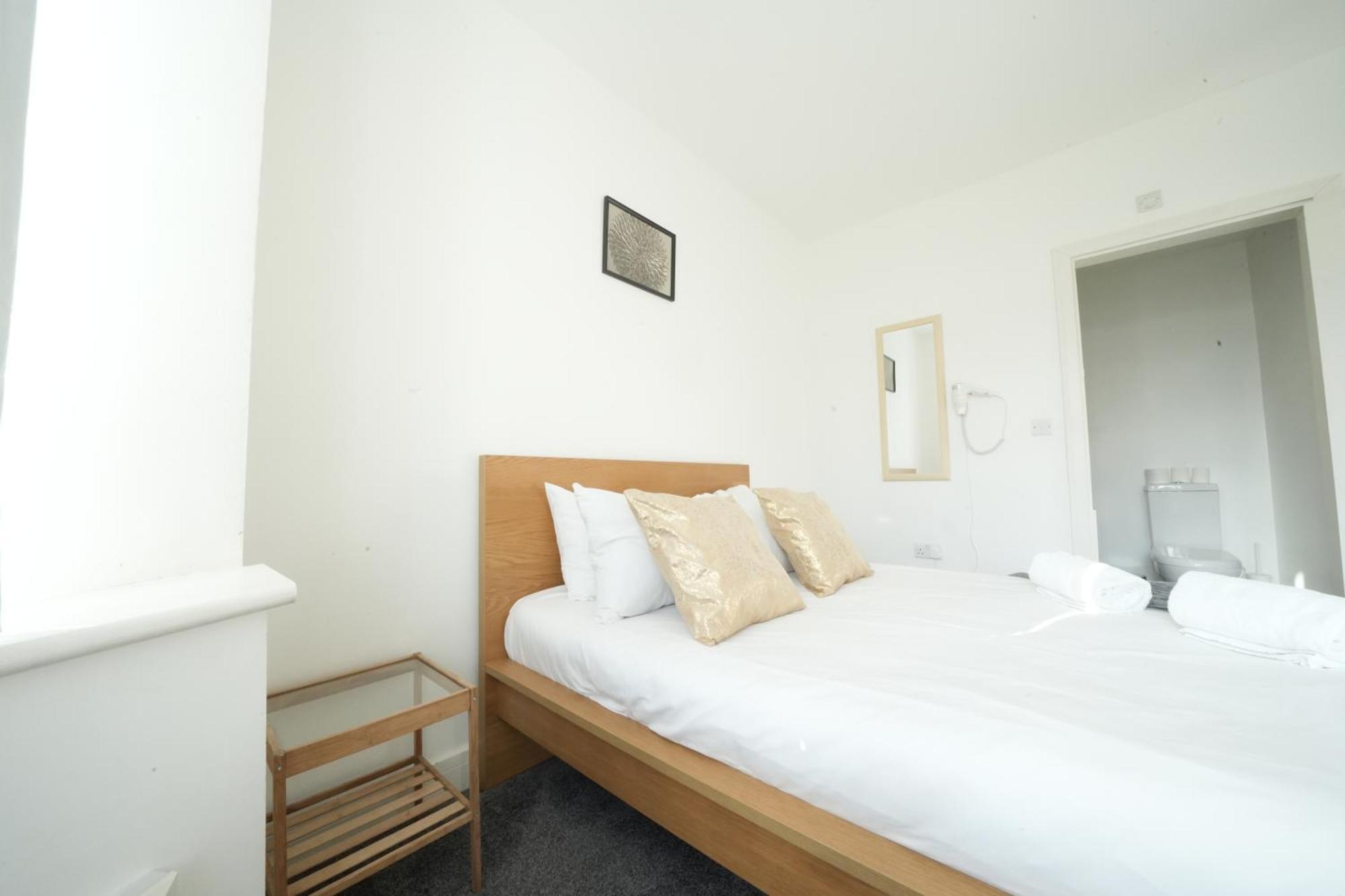 Harmondsworth The Great Airport Place-Private Bedrooms With Private Bathroom-1 Bus To Heathrow Airport-5 Minutes By Car- Helpful Advice From Our Team מראה חיצוני תמונה